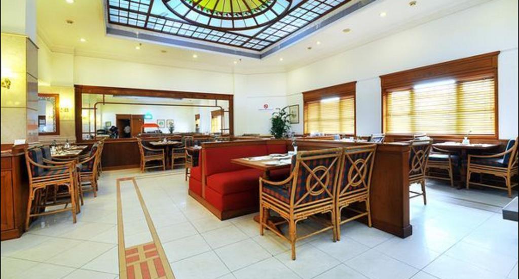 Hotel Abad Atrium Kochi Exterior foto
