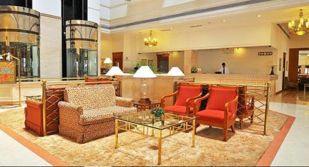 Hotel Abad Atrium Kochi Exterior foto